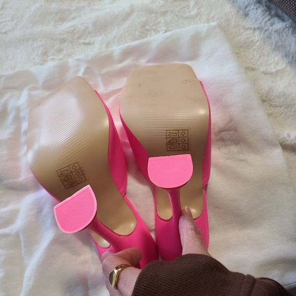 Pink heeled sandle - Picture 3 of 3
